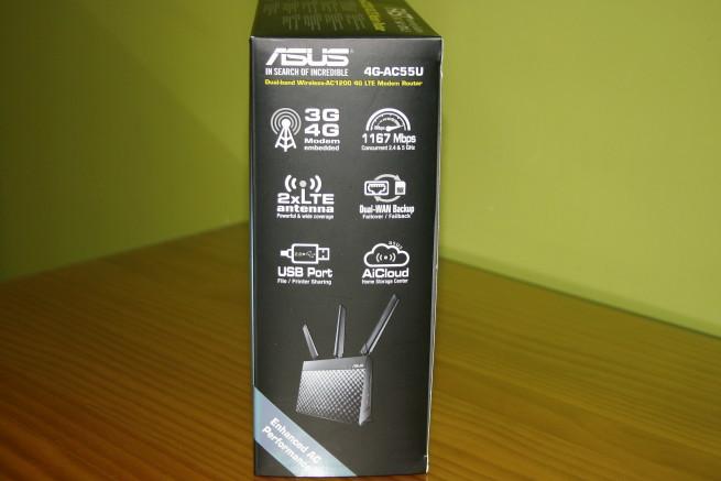 Lateral derecho de la caja del router ASUS 4G-AC55U
