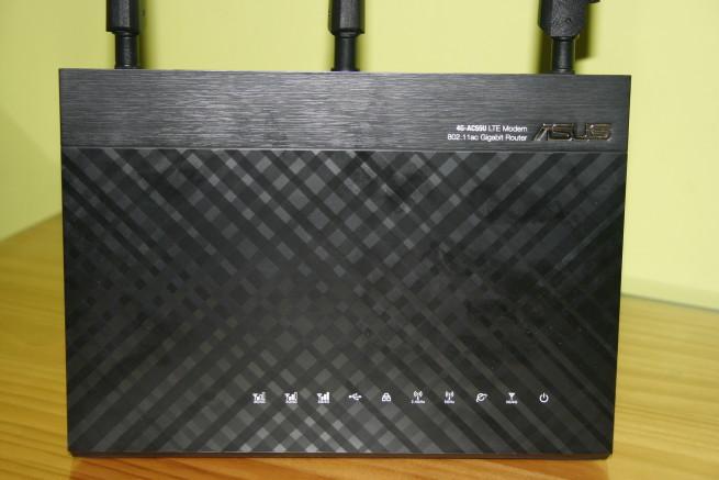 Frontal del router ASUS 4G-AC55U en detalle