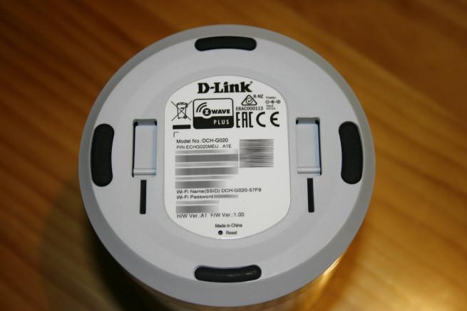 Inferior del dispositivo D-Link DCH-G020 con credenciales del Wi-Fi