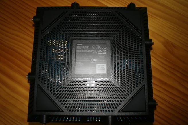 Inferior del router ASUS RT-AC5300 en detalle