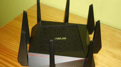 Vista del router ASUS RT-AC5300 con las 8 antenas conectadas