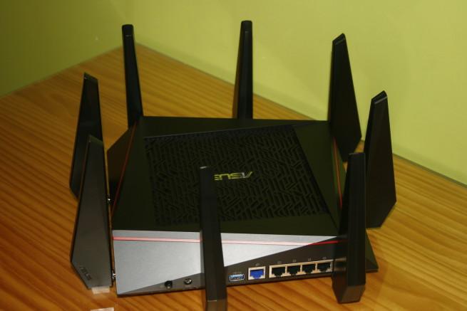 Vista del router ASUS RT-AC5300 con las 8 antenas conectadas