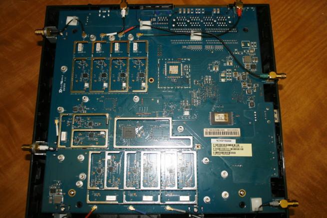 Frontal de la placa de los disipadores del ASUS RT-AC5300