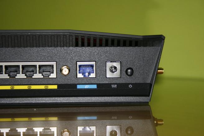 Puerto WAN, conector y botón de encendido del router ASUS RT-AC88U