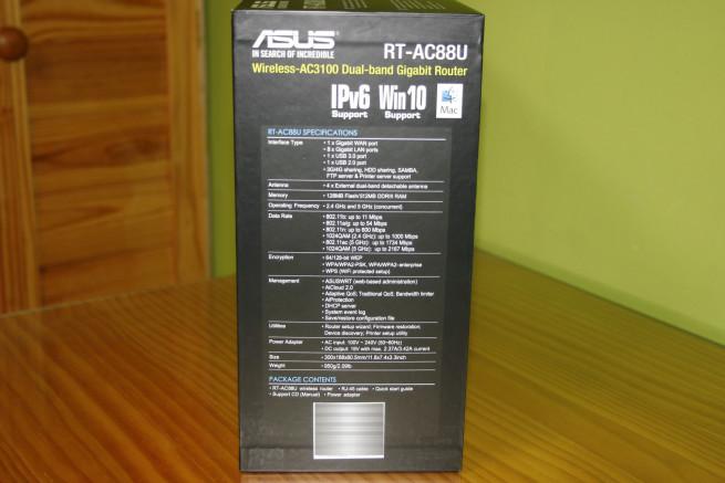Lateral izquierdo de la caja del router ASUS RT-AC88U