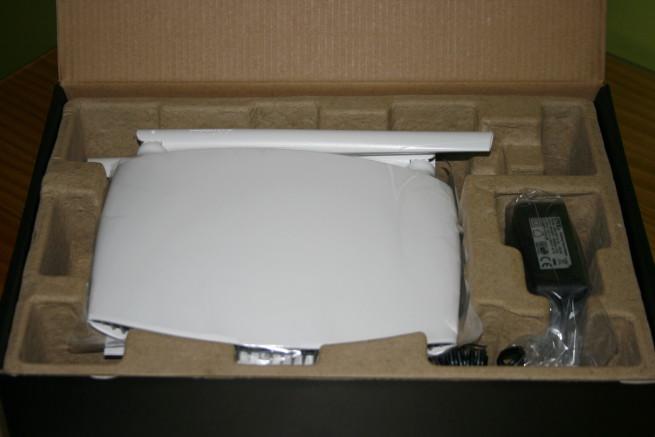 Interior de la caja del router Vista lateral derecha de la caja del router Vista frontal de la caja del router Edimax BR-6478AC V2