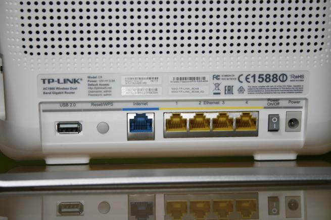 Trasera del router TP-LINK Archer C9 con todos los puertos Ethernet