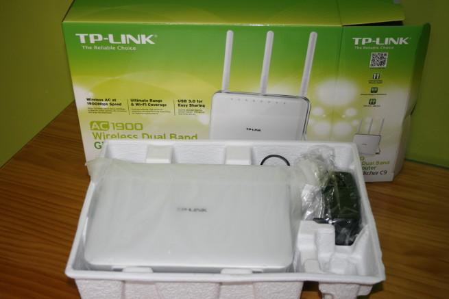 Interior de la caja del router TP-LINK Archer C9