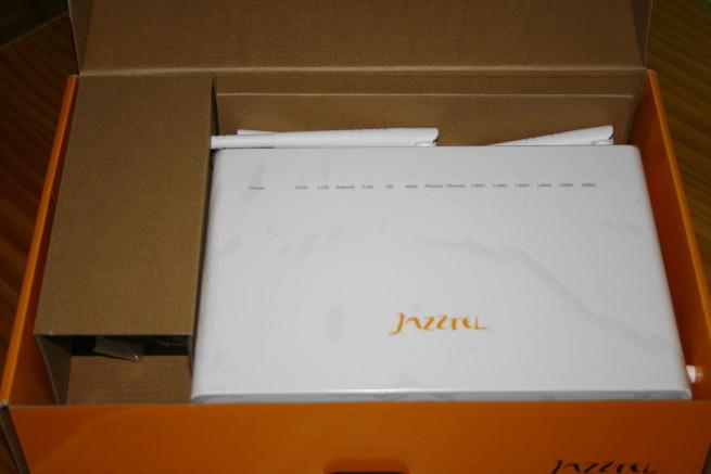 Interior de la caja del router ZTE ZXHN F680