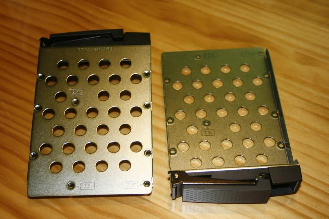 Bahías de discos duros de 3,5 pulgadas y 2,5 pulgadas del QNAP TS-253A