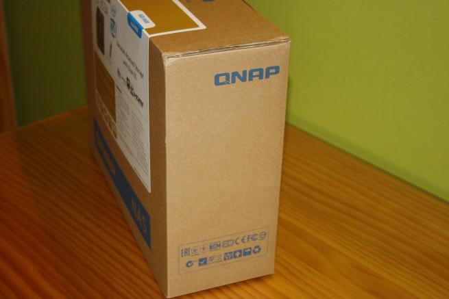 Lateral derecho de la caja del QNAP TS-253A