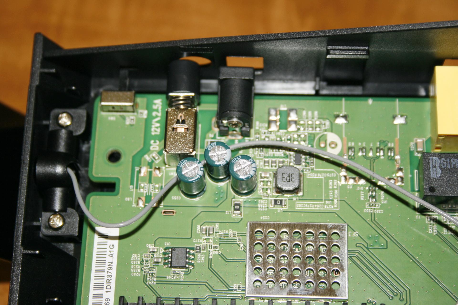 Vista de la fuente de alimentación, botón de encendido e interruptor del D-Link DIR-879
