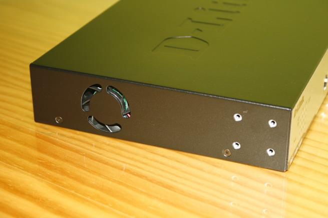 Lateral izquierdo del switch gestionable D-Link DGS-1100-10MP