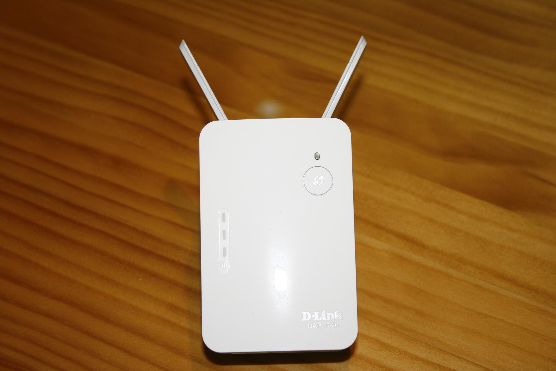 Antenas desplegadas del repetidor Wi-Fi D-Link DAP-1620