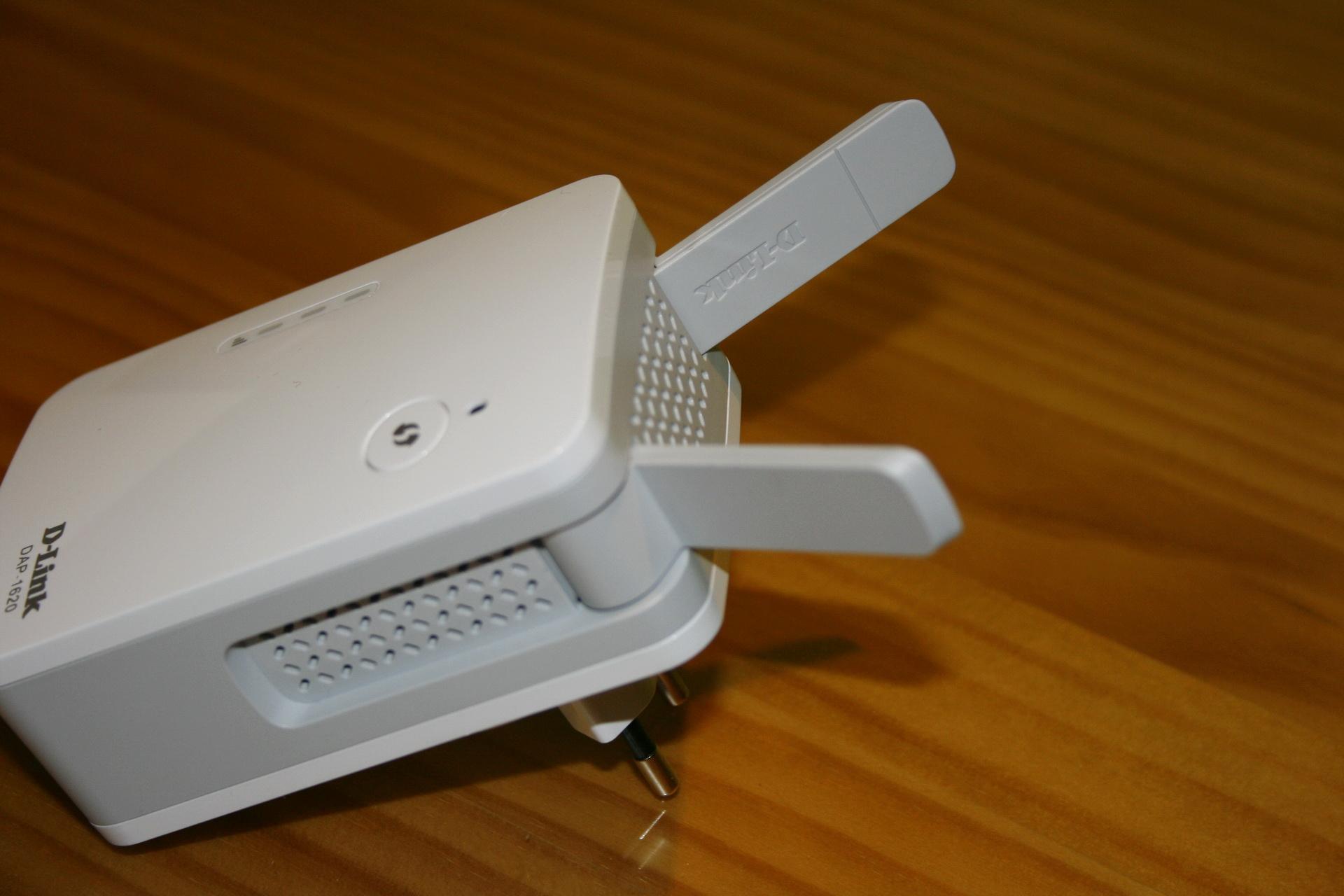 Repetidor Wi-Fi D-Link DAP-1620 con las antenas desplegadas