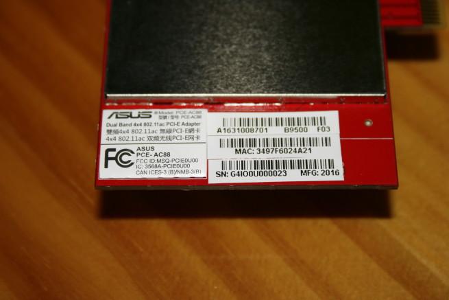 Detalle de la pegatina de la tarjeta ASUS PCE-AC88