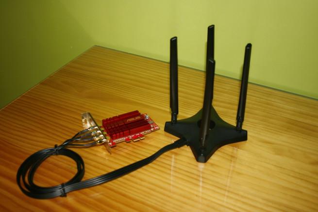 Tarjeta Wi-Fi ASUS PCE-AC88 con su base de antenas