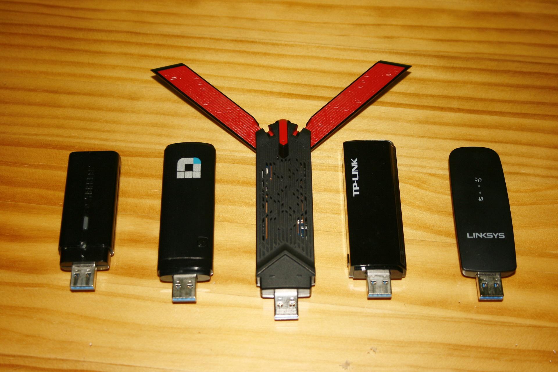 Comparativa tamaño de la tarjeta Vista en detalle de las antenas desplegables tarjeta Wi-Fi USB ASUS USB-AC68 con otras Wi-Fi AC1200