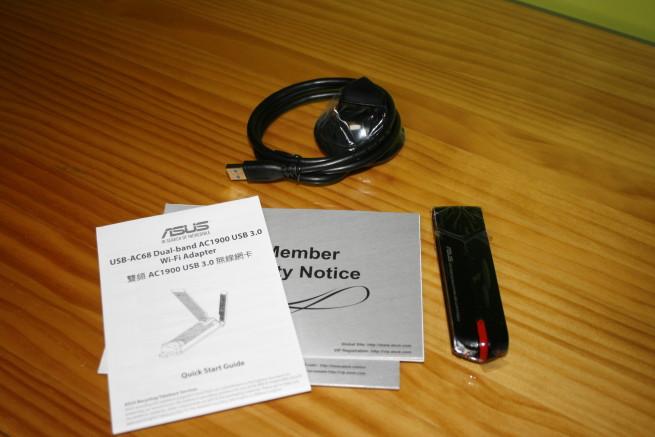 Contenido de la caja con la tarjeta ASUS USB-AC68