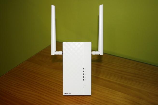 Frontal del PLC ASUS PL-AC56 con las antenas Wi-Fi