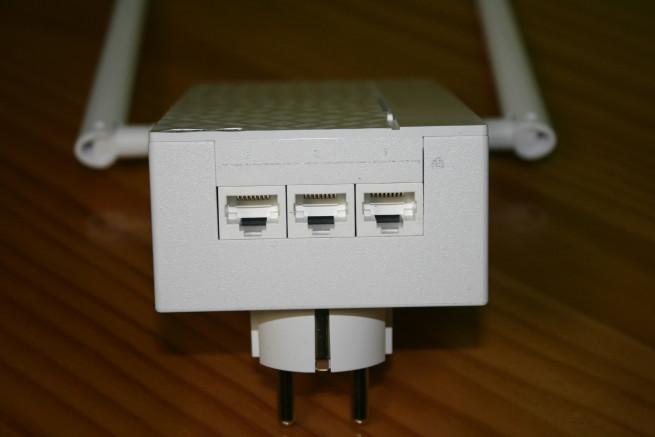 Detalle de los puertos Gigabit Ethernet del ASUS PL-AC56