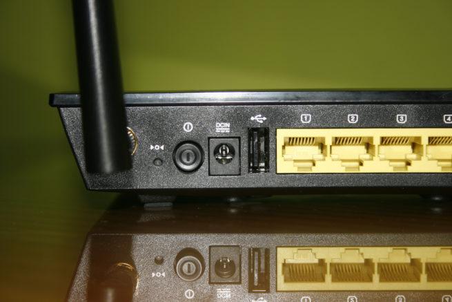 Trasera izquierda del router ASUS DSL-N14U con los botones de acción