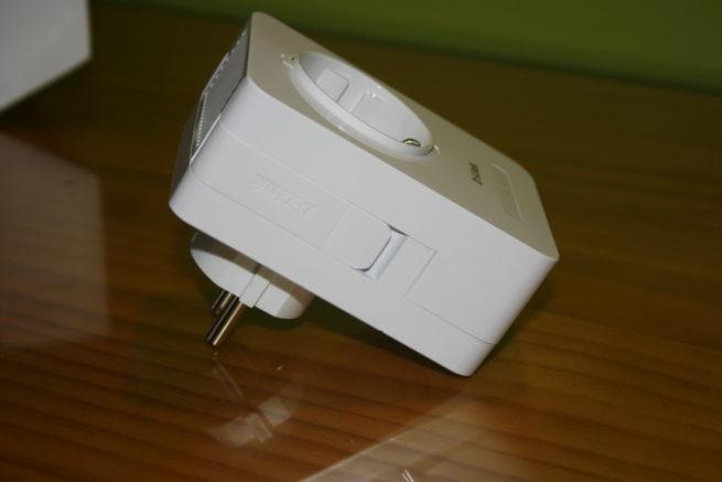 Lateral izquierdo del repetidor Wi-Fi D-Link DAP-1365