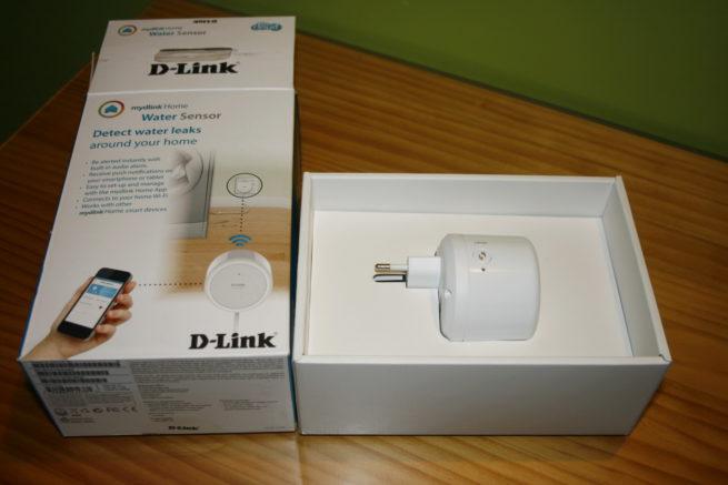 Interior de la caja con el dispositivo D-Link DCH-S160 Water Sensor