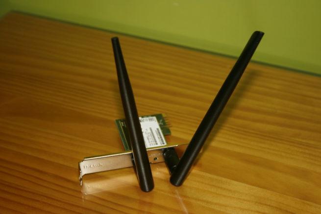 Tarjeta Wi-Fi PCI-E D-Link DWA-582 con las antenas montadas