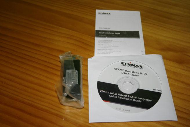 Contenido de la caja del Edimax EW-7833UAC, con guía de instalación y CD de drivers