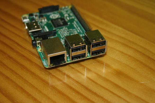 Puerto Fast-Ethernet y USB 2.0 de la Raspberry Pi 2