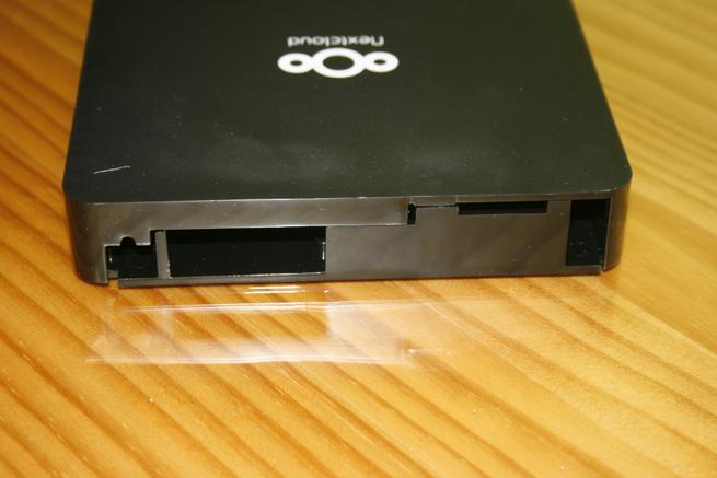 Trasera del Nextcloud Box con las aberturas para HDMI y audio
