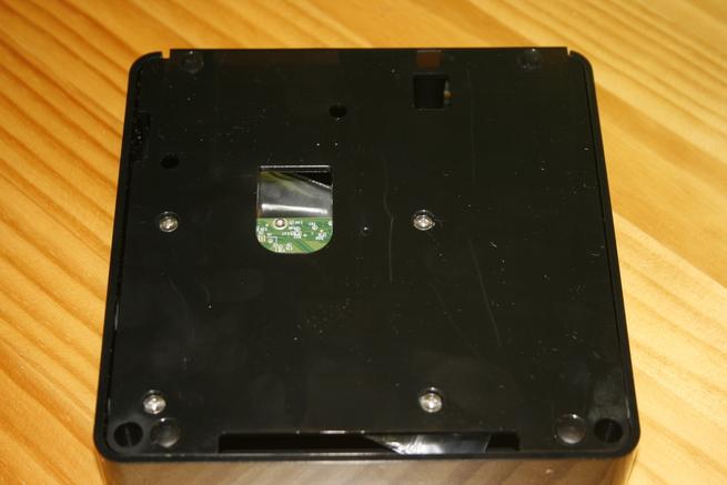 Inferior del Nextcloud Box con los tornillos para sujetar el disco duro