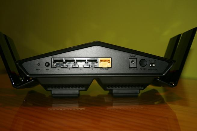 Puertos y botones del router D-Link DIR-869 EXO AC1750 mostrando su parte trasera