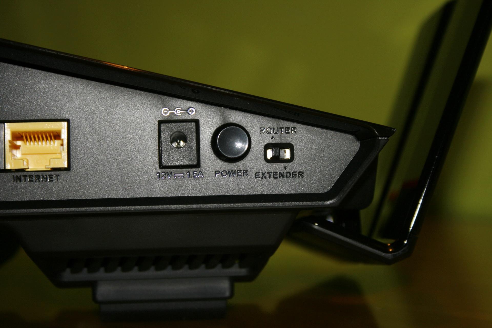 Botón de encendido/apagado e interruptor de cambio de modo en el D-Link DIR-869 EXO AC1750