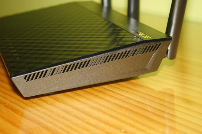 Lateral derecho del router ASUS RT-AC66U B1