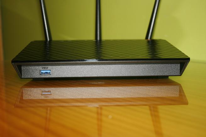 Frontal del router de alto rendimiento Vista de la parte lateral derecha del router ASUS RT-AC66U B1