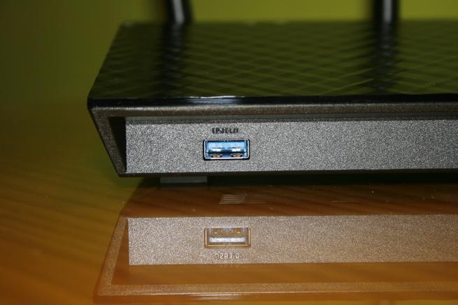 Detalle del puerto USB 3.0 del router Vista de la parte lateral derecha del router ASUS RT-AC66U B1