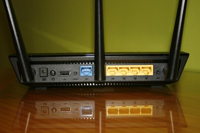 Detalle de la parte trasera del router Vista de la parte lateral derecha del router ASUS RT-AC66U B1 con los puertos