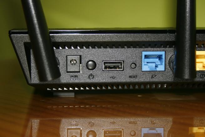 Parte izquierda de los conectores y botones del Vista de la parte lateral derecha del router ASUS RT-AC66U B1