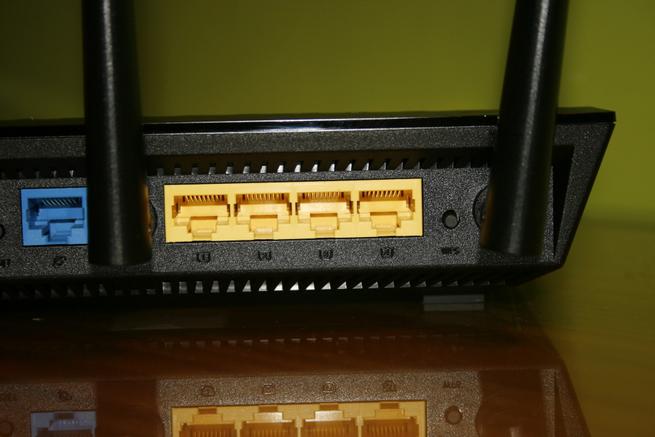 Detalle de los puertos Gigabit para la LAN del router Vista de la parte lateral derecha del router ASUS RT-AC66U B1