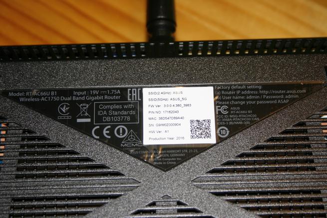 Detalle de la pegatina del router Vista de la parte lateral derecha del router ASUS RT-AC66U B1 con todos los datos y credenciales
