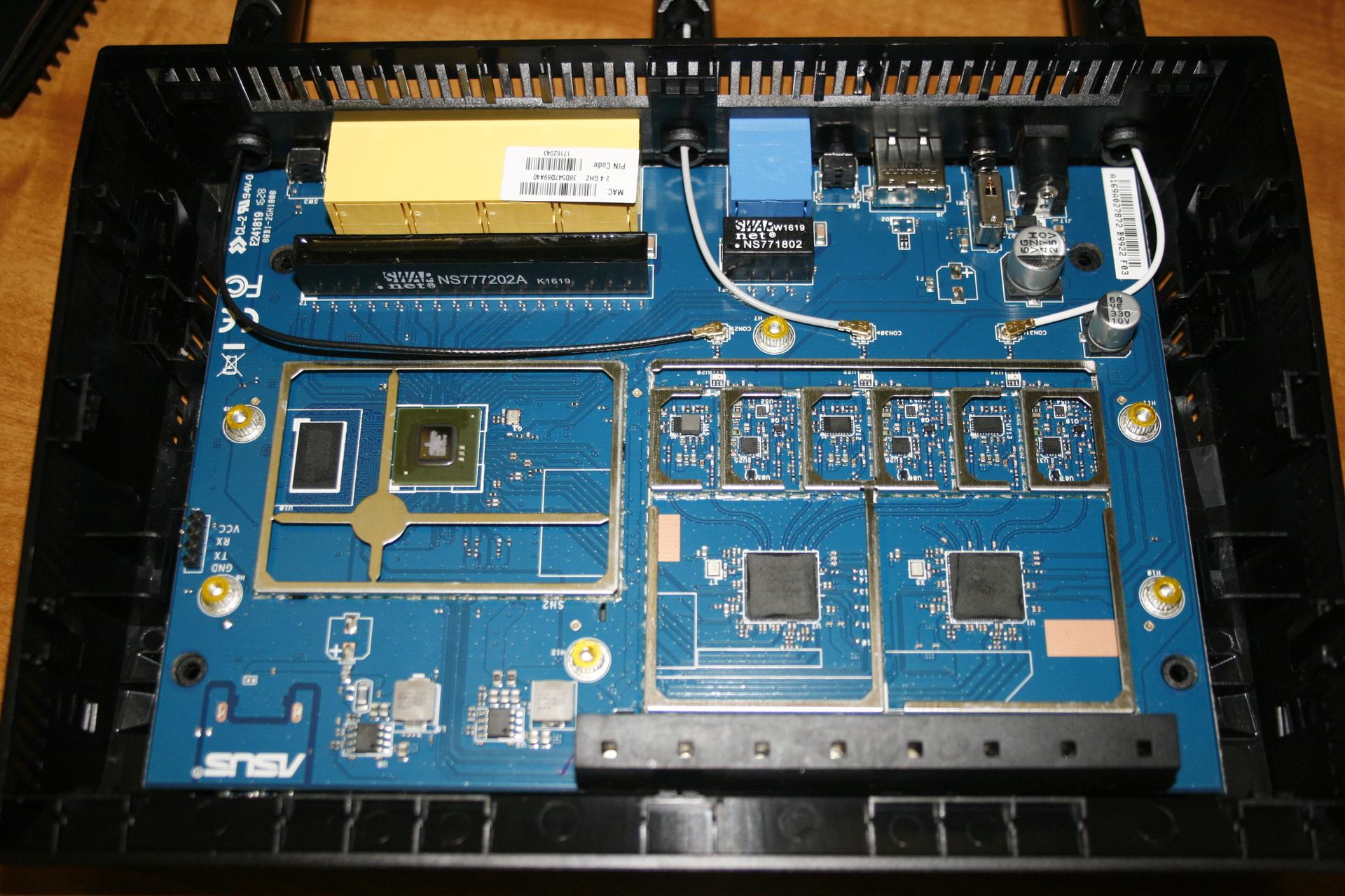 Componentes internos del router ASUS RT-AC66U B1