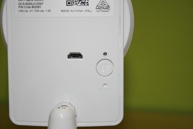Puerto micro USB y botón WPS de la cámara IP D-Link DCS-8200LH