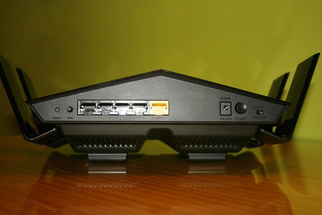 Trasera del router D-Link DIR-879 EXO AC1900 con sus puertos y botones