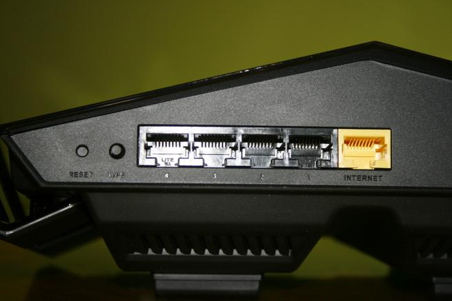 Puertos Gigabit Ethernet del router D-Link DIR-879 EXO AC1900 en detalle