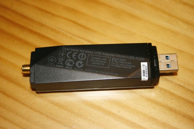 Trasera de la tarjeta Wi-Fi ASUS USB-AC56