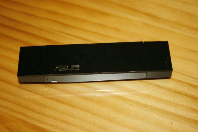 Frontal de la tarjeta Wi-Fi ASUS USB-AC56 en todo su esplendor