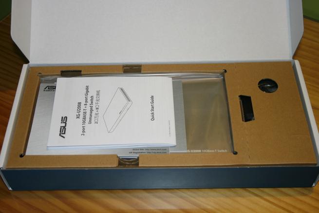 Interior de la caja del switch ASUS XG-U2008