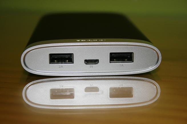 Frontal de la batería TP-Link PB50 con los puertos USB